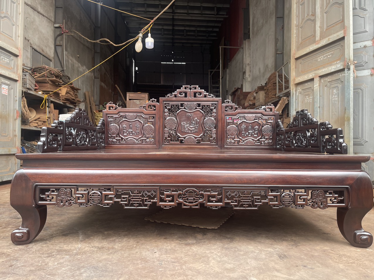 GIUONG-BA-THANH-GO-GU